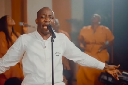 Watch Dunsin Oyekan in “The Worshipper’s Song” Live Performance Video
