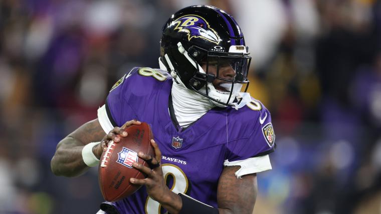 Lamar Jackson injury update: Ravens QB plays through back pain in playoff win over Steelers