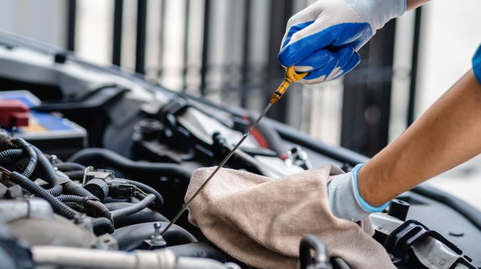 How To Read Your Car’s Oil Level On A Dipstick