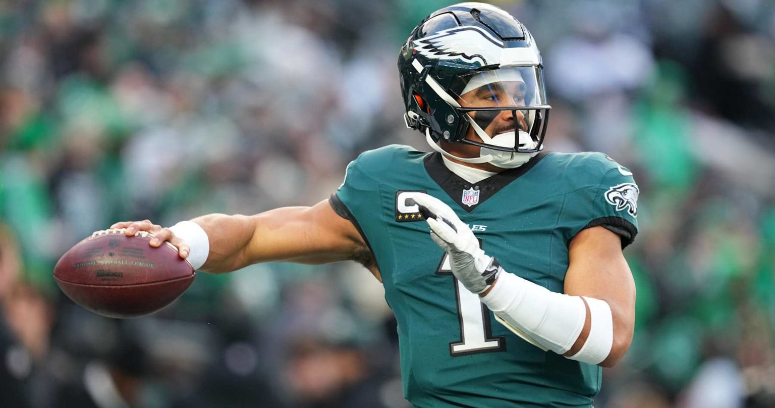 Jalen Hurts, Eagles Beat Packers, NFL Fans Praise Team Effort to Advance in Playoffs