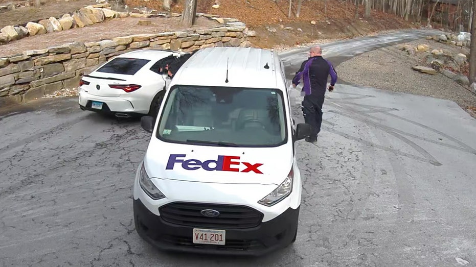 Wild video shows thief brazenly rip package right out of FedEx driver’s arms in Massachusetts robbery