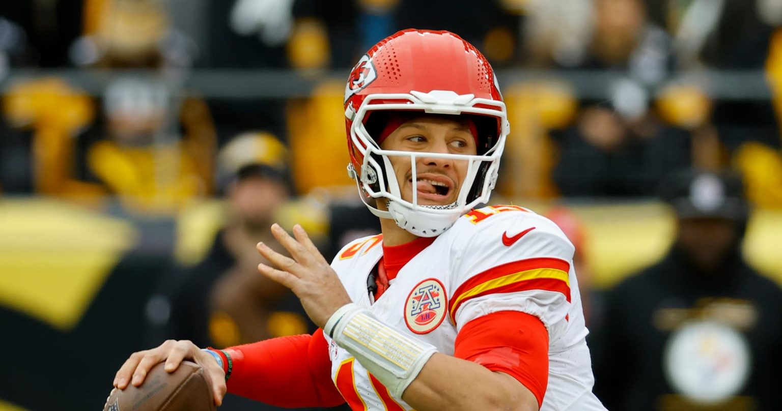 Chiefs’ Patrick Mahomes Flexes Super Bowl Rings in IG Profile Photo amid NFL Playoffs