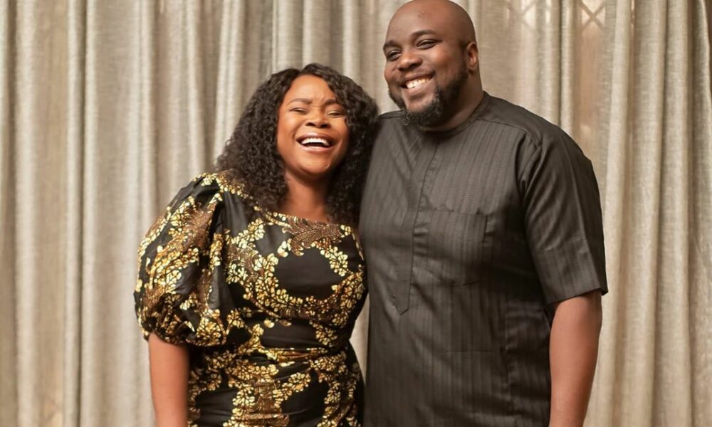 “10 Years of Love and Friendship” Omawumi Celebrates Wedding Anniversary with Oluwatosin