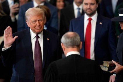 डोनाल्ड ट्रंप ने नहीं रखा था बाइबल पर हाथ, उस वक्त किया ये काम… सोशल मीडिया पर छिड़ी बहस