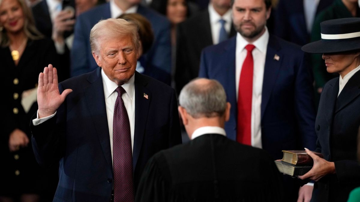 डोनाल्ड ट्रंप ने नहीं रखा था बाइबल पर हाथ, उस वक्त किया ये काम… सोशल मीडिया पर छिड़ी बहस