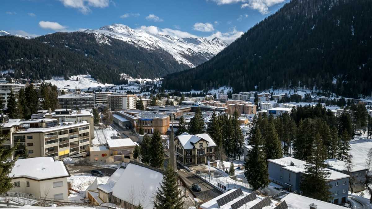New ‘oligarchy’ under fire as elites descend on Davos