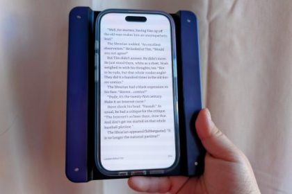 The Astropad Bookcase turns your iPhone into an e-reader