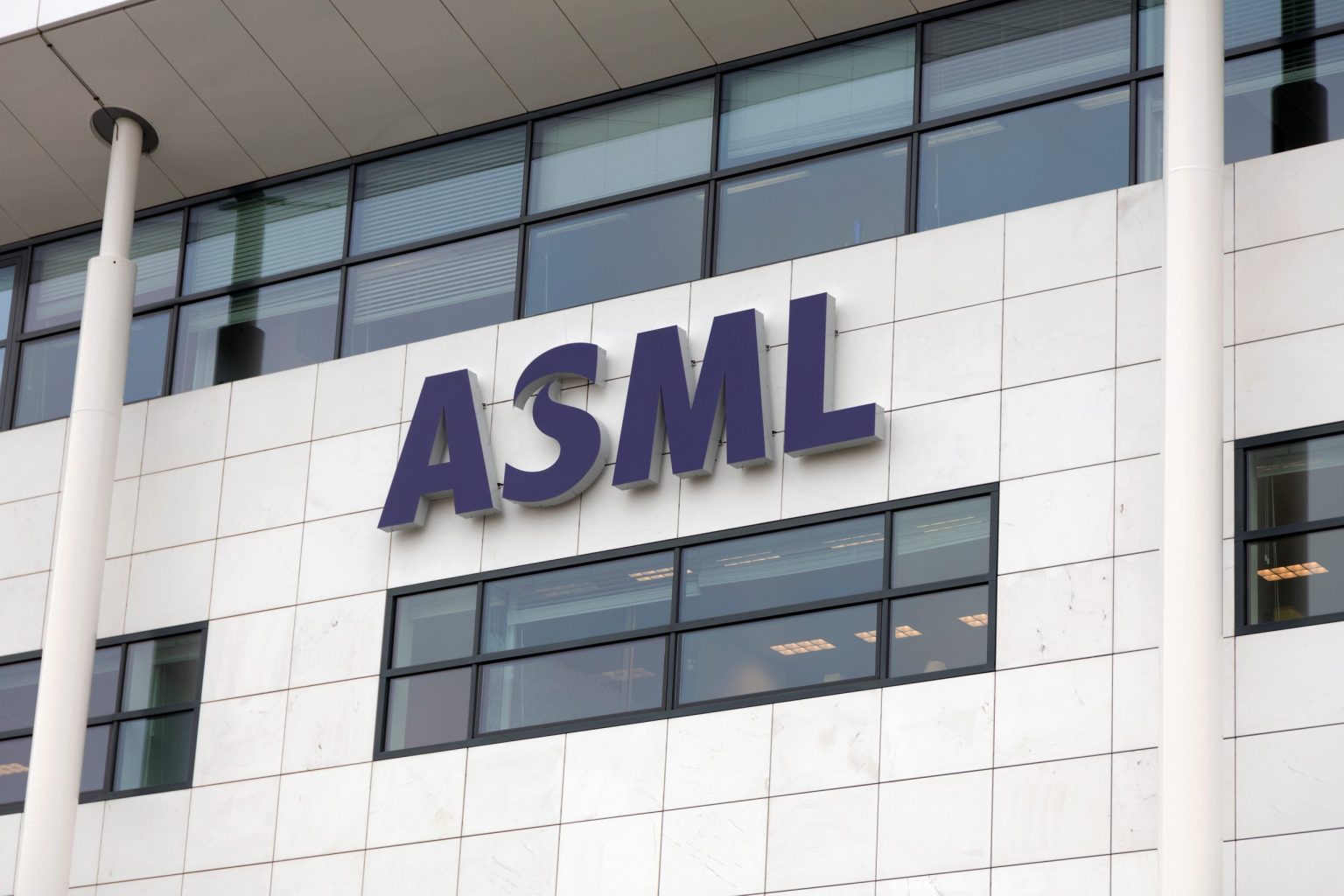 ASML stock falls as AI advances disrupt markets