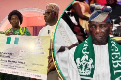 Breaking: Jubilation as Nigeria’s flag designer, Taiwo Akinkunmi’s family gets N30m donation