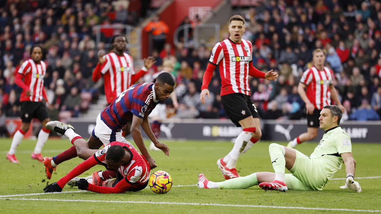 Former top referee rules on this controversial Southampton v Newcastle incident