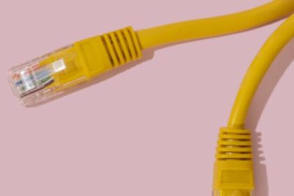 FCC chair helps ISPs and landlords make deals that renters can’t escape