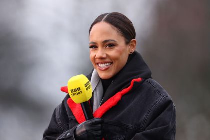 Who are the commentators and pundits on the BBC this weekend?