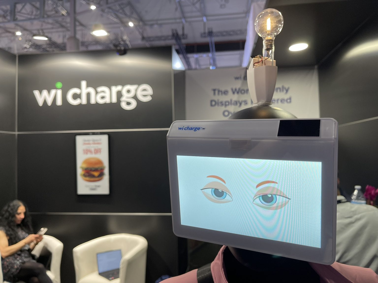 ‘Look, no wires’! This color E-Ink display is the first device I’ve seen that uses truly contactless wireless power