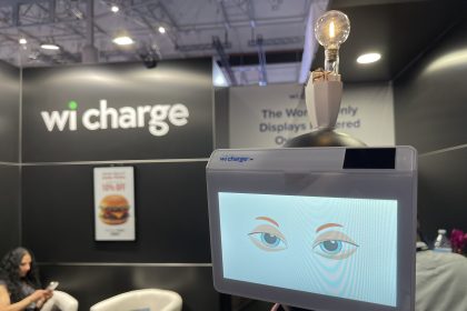 ‘Look, no wires’! This color E-Ink display is the first device I’ve seen that uses truly contactless wireless power