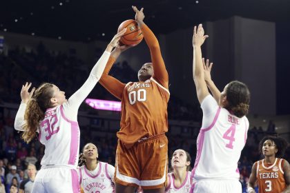 No. 3 Texas easily dispatches No. 8 Kentucky in 67-49 win at Lexington