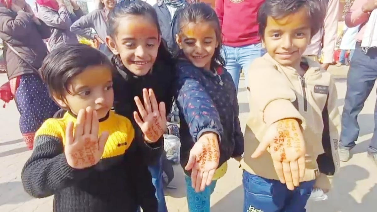 प्रयागराज: महाकुंभ में खो न जाएं बच्चे… माता-पिता ने खोज निकाला अनोखा तरीका