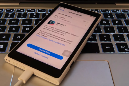 Someone squeezed an iPhone SE 3 into a Nokia Lumia 1020, and it looks amazing