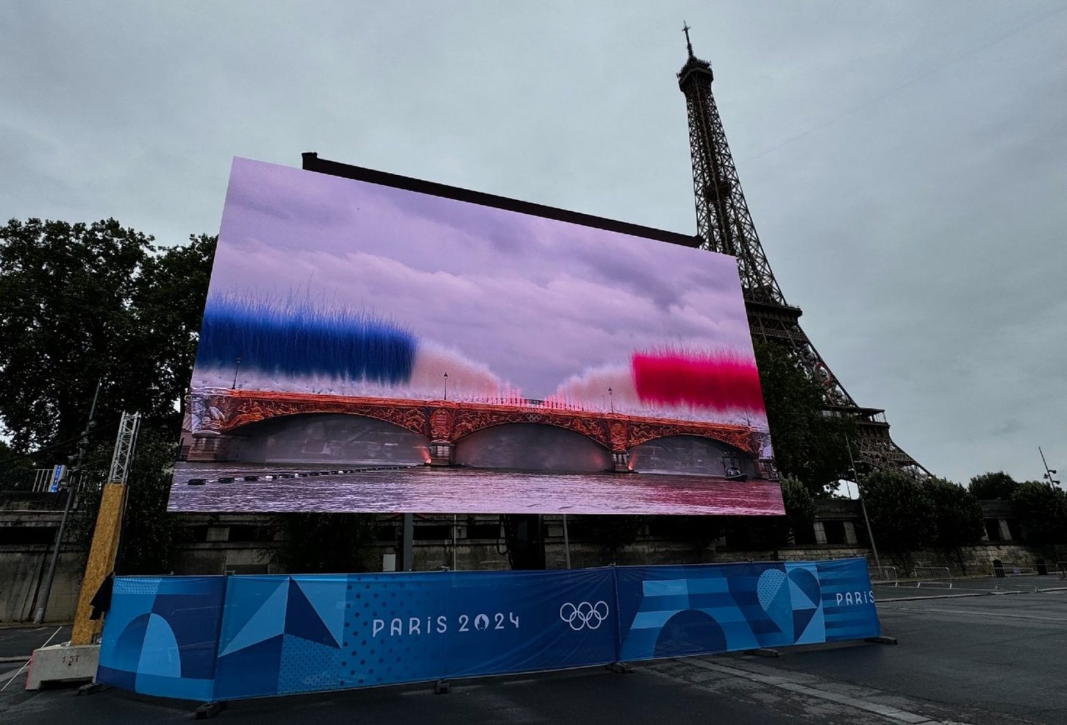 At 767 inches, this is the world’s largest mobile LED monitor at almost half the size of a giant IMAX screen