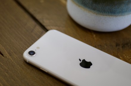 Does the Apple iPhone 16e have a headphone jack?
