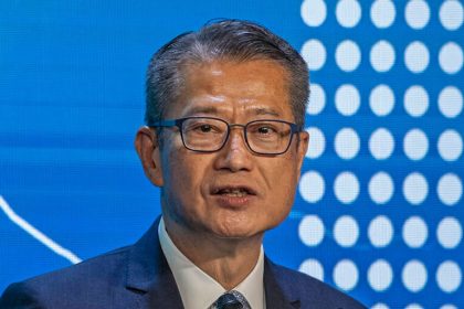 Hong Kong to Halt Commercial Land Sales in Attempt to Cure Office Slump