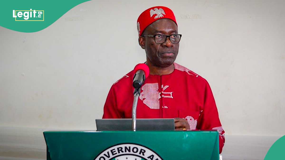 Powerful governor bans secondary students from using phone