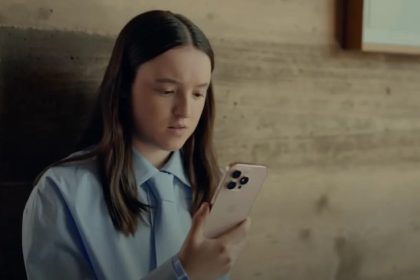 Apple pulls ad that showed Siri being useful after delaying feature that could make Siri useful