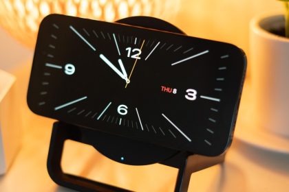 Apple’s plans for a smart display suffer a Siri-related setback