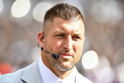 Tim Tebow, wife pay visit to Trump, fellow Florida alum Marco Rubio in Oval Office