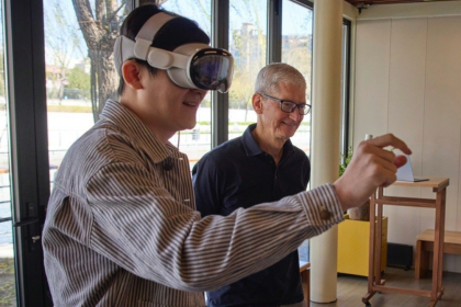 Apple CEO makes surprise visit to China, donates RMB 30 million to Zhejiang University
