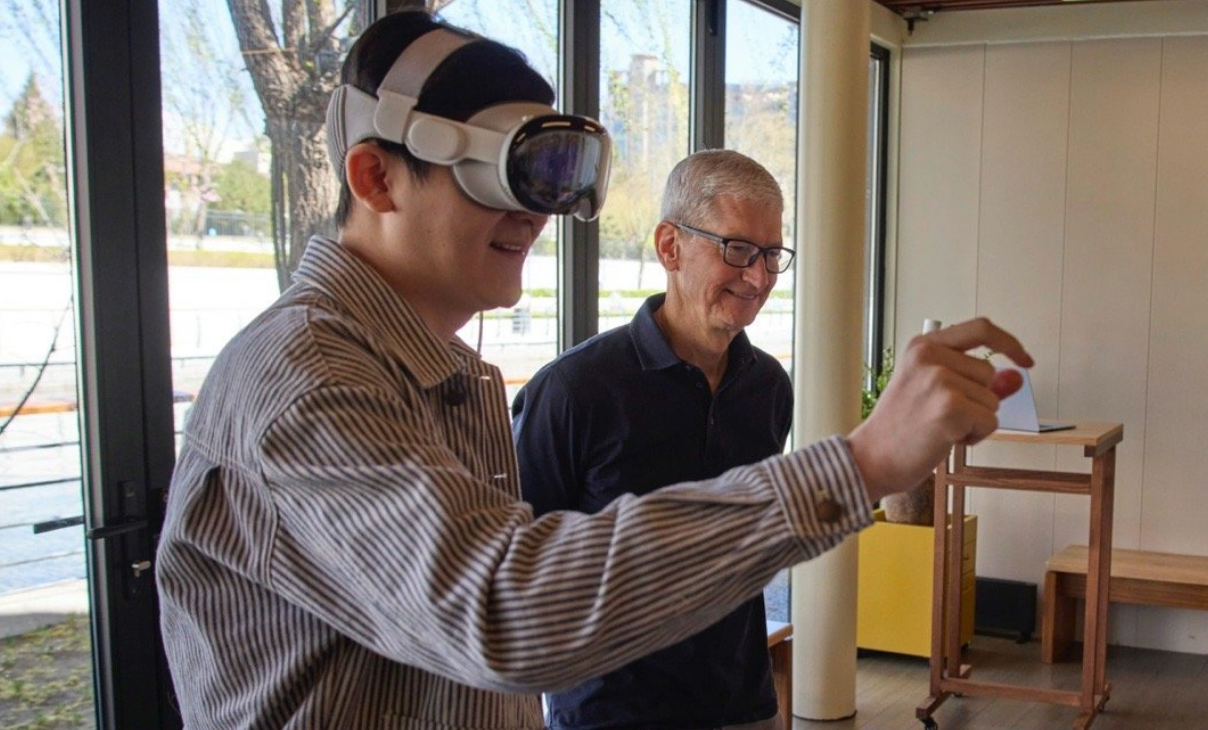Apple CEO makes surprise visit to China, donates RMB 30 million to Zhejiang University