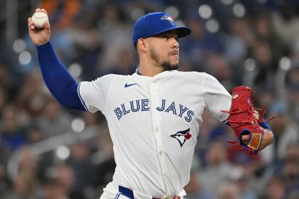 Blue Jays’ Jose Berrios confronts Mariners’ Cal Raleigh who he believed was stealing his signs