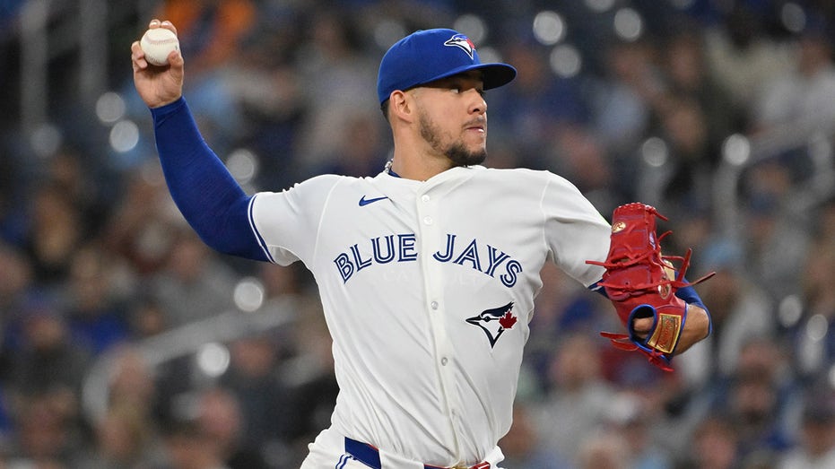 Blue Jays’ Jose Berrios confronts Mariners’ Cal Raleigh who he believed was stealing his signs