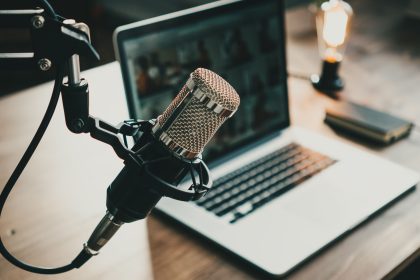 I tried the latest update to NotebookLM and it’s never been easier to make an AI podcast out of other people’s articles, for better or worse