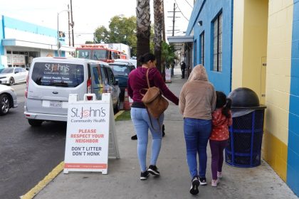Trabajadores de clínicas comunitarias repasan protecciones constitucionales mientras se avecinan redadas de inmigración