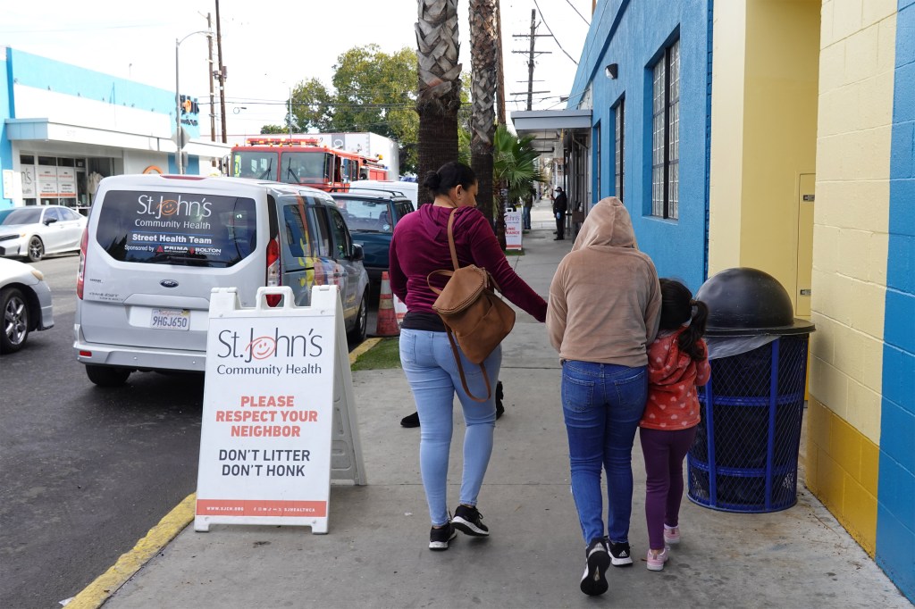 Trabajadores de clínicas comunitarias repasan protecciones constitucionales mientras se avecinan redadas de inmigración
