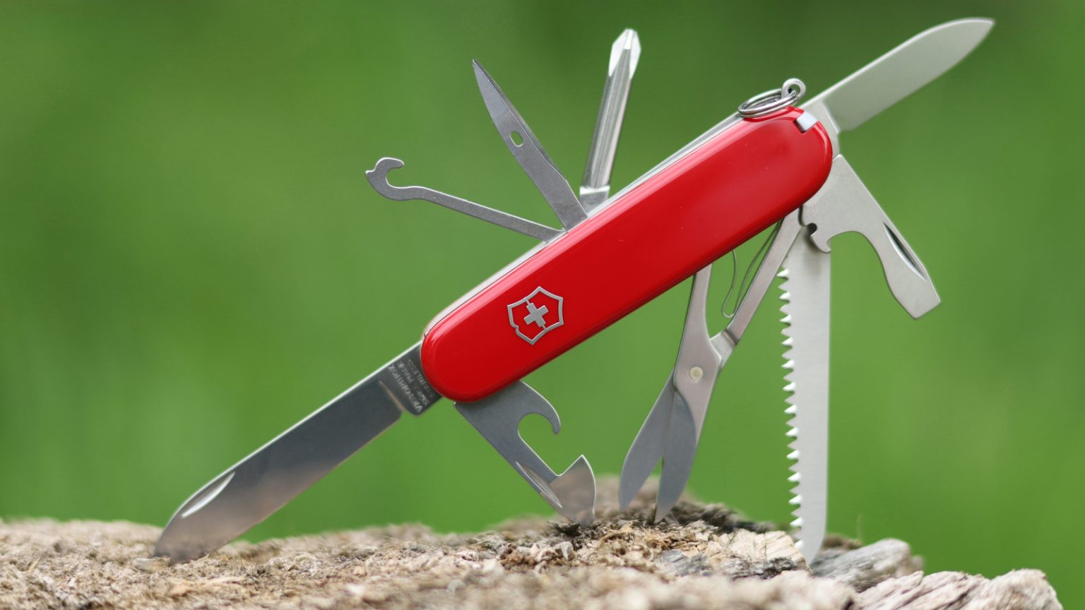 Why It’s Useful To Have Two Blades On A Swiss Army Knife