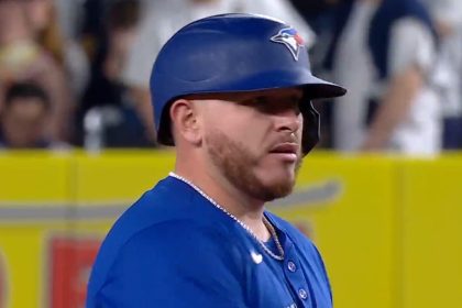 Kirk ropes two-run double to put Blue Jays ahead in the ninth