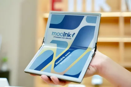 The world’s first foldable e-reader is here: Readmoo’s mooInk V
