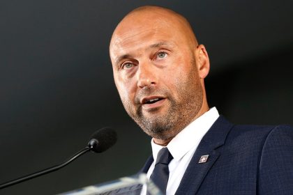 Yankees legend Derek Jeter makes crucial life message hilarious in speech to Michigan graduates