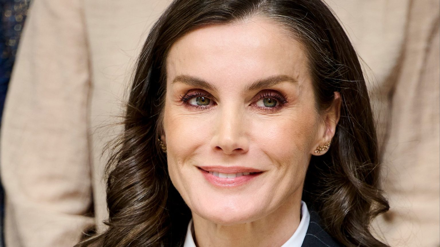 Queen Letizia surprises in menswear