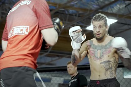 Sean O’Malley beats up professional poker player Frankie C in sparring | Video