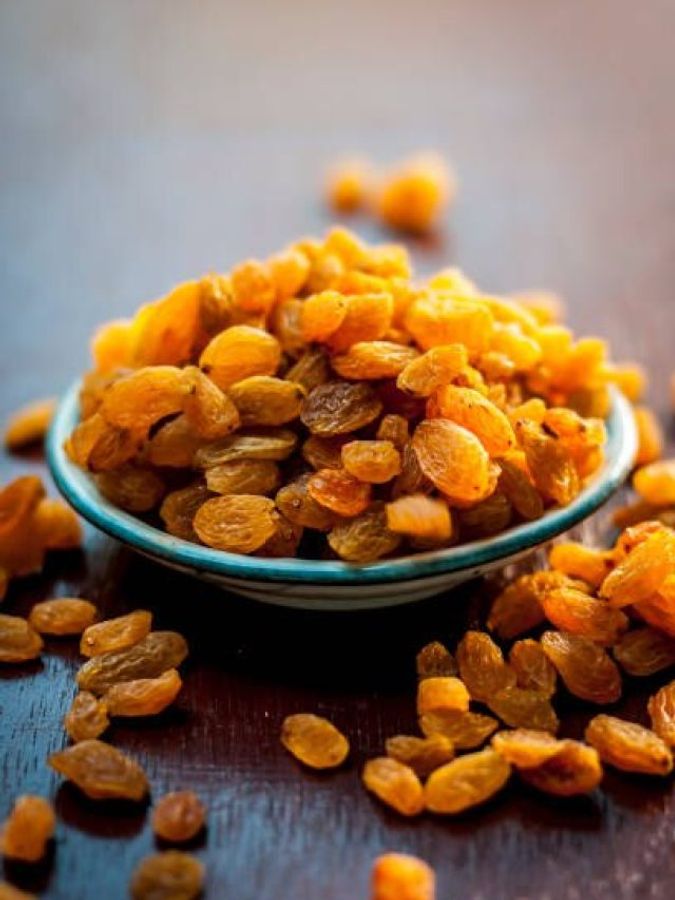 7 benefits of eating soaked raisins daily