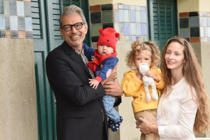  Jeff Goldblum’s kids make rare appearance at soccer match