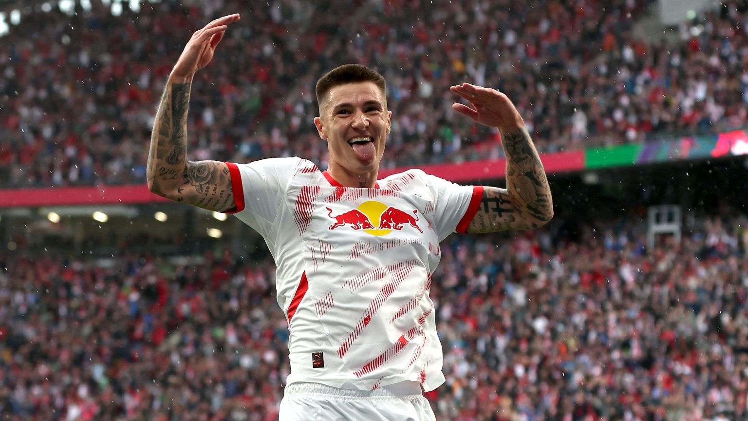 Benjamin Sesko sends five-word transfer message to Premier League suitors