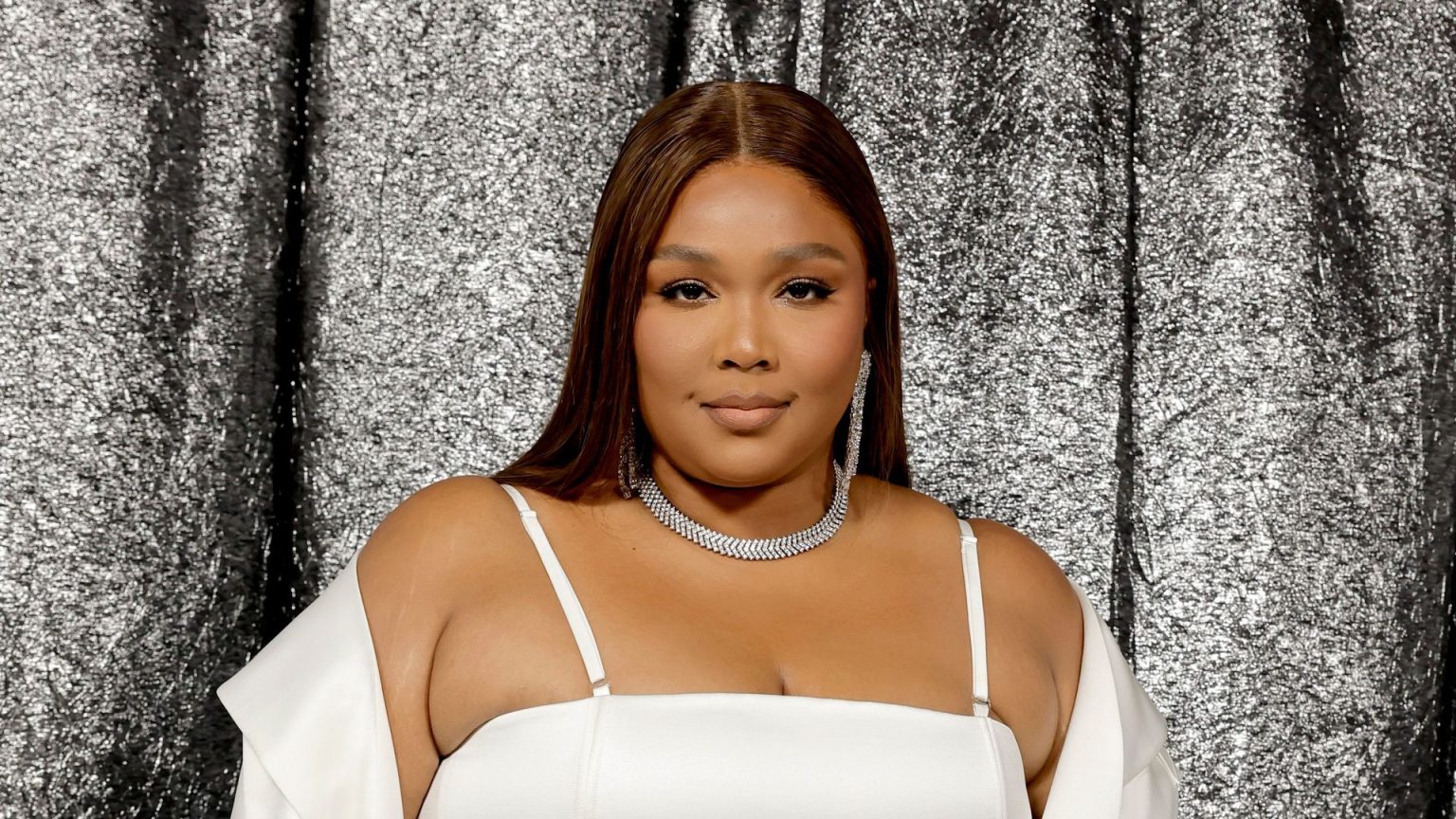 Lizzo stuns in new poolside video from her jaw-dropping backyard at LA home