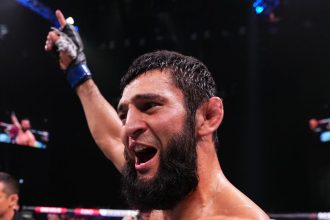 ‘Biggest fight in the UFC’: Fans react to Dricus du Plessis fighting Khamzat Chimaev at UFC 319
