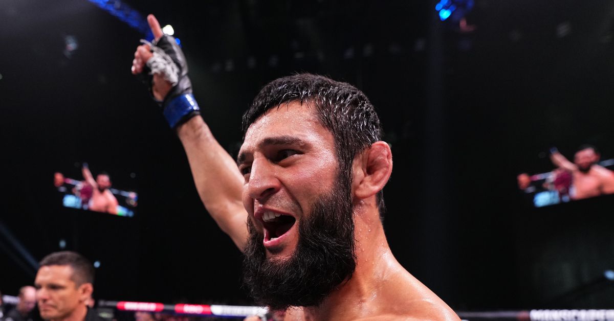 ‘Biggest fight in the UFC’: Fans react to Dricus du Plessis fighting Khamzat Chimaev at UFC 319
