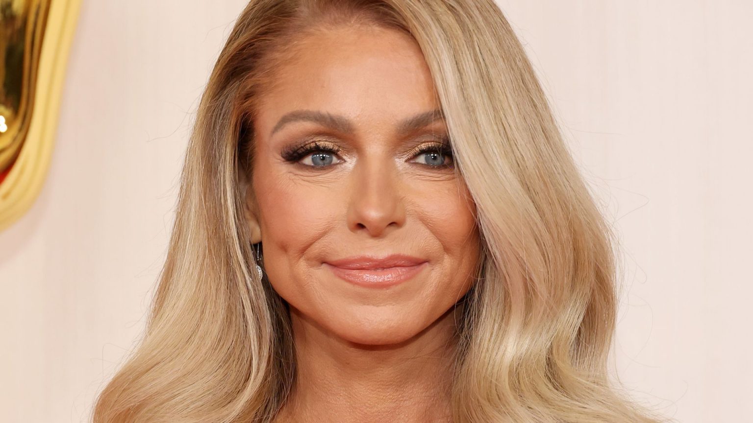 Kelly Ripa looks radiant in fresh-faced vacation selfie by the beach in Palm Springs