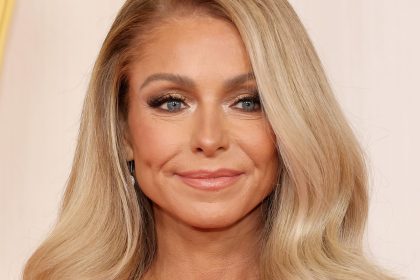 Kelly Ripa looks radiant in fresh-faced vacation selfie by the beach in Palm Springs