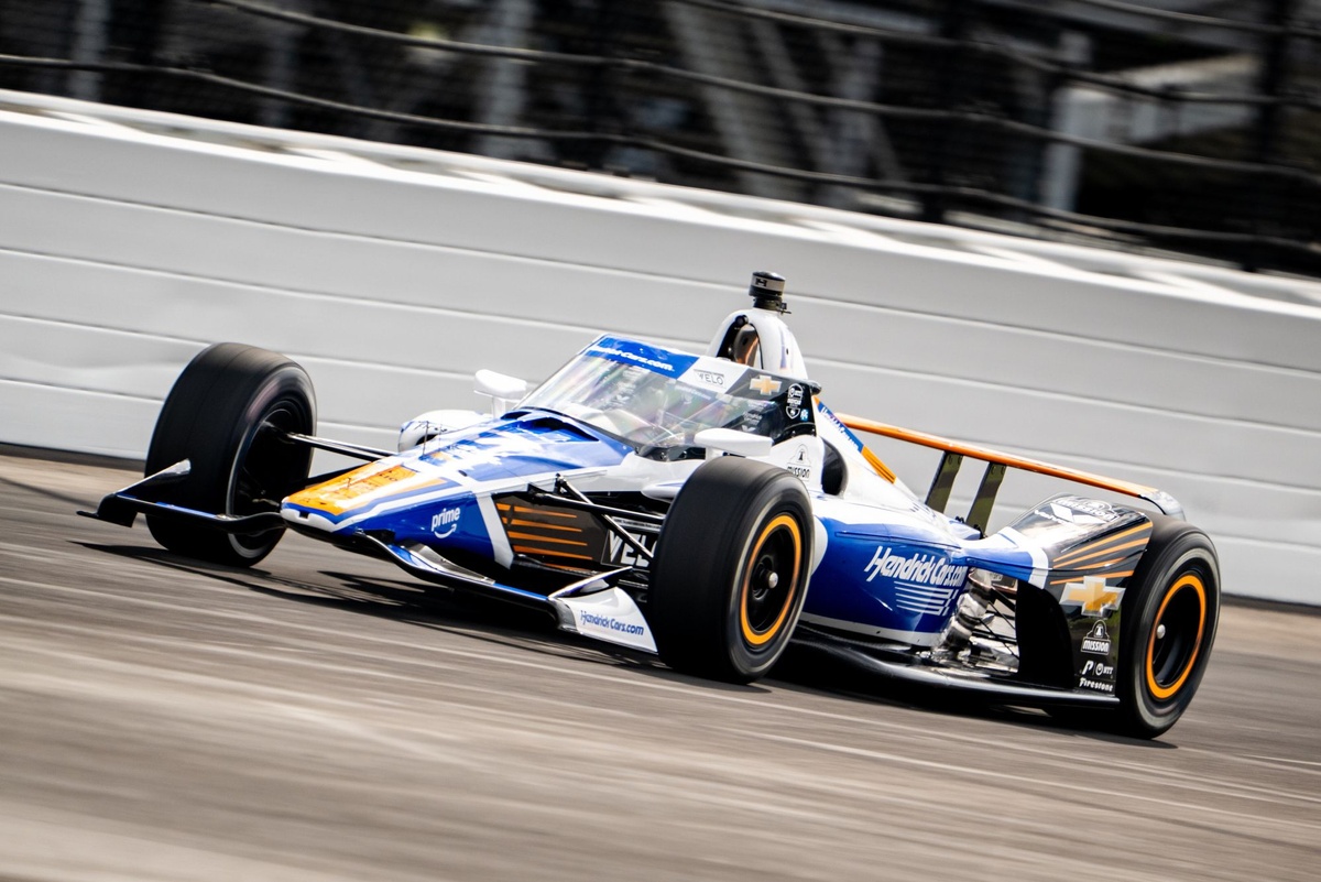 Kyle Larson crashes during mock qualifying run in Indy 500 practice